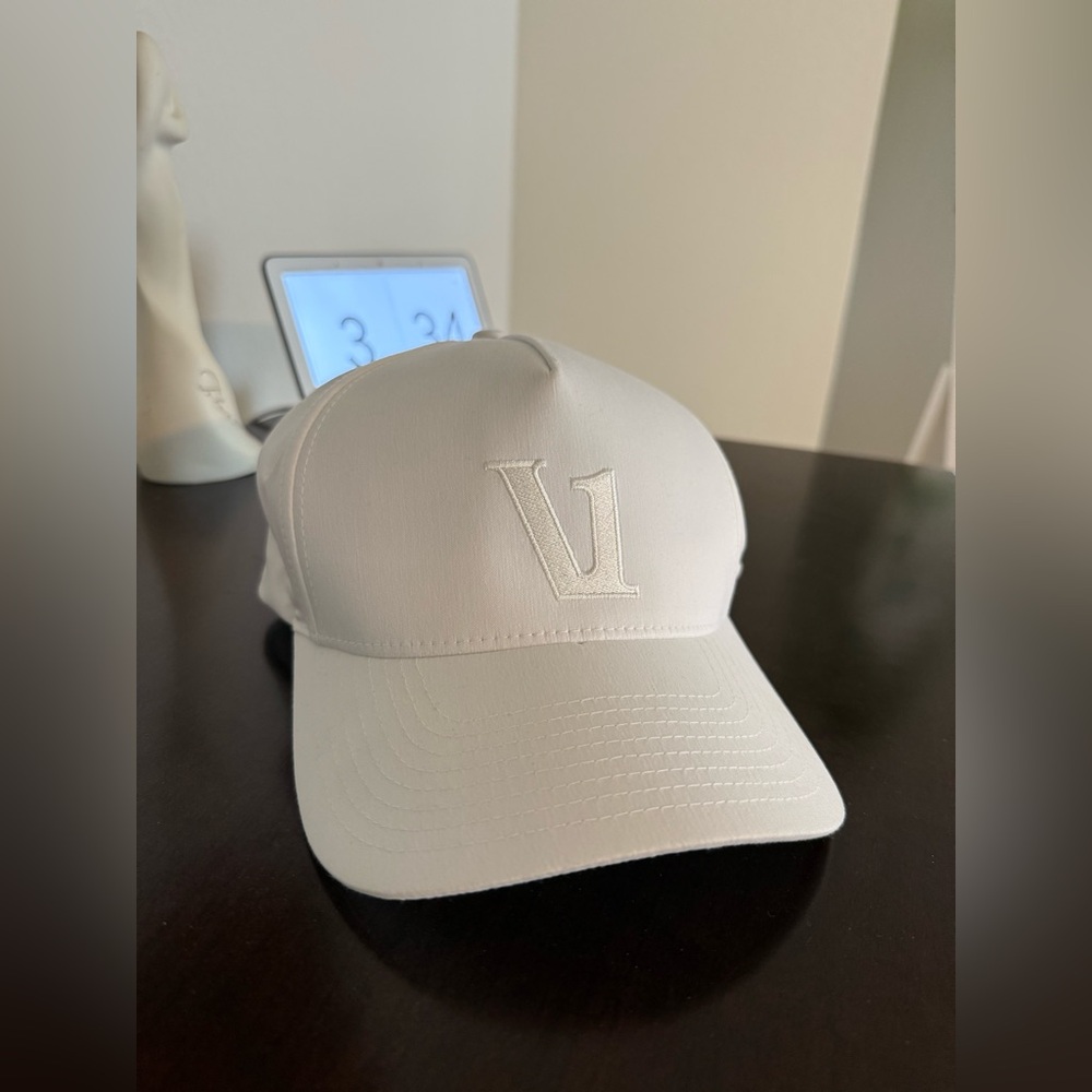 Vuori Magnitude Hat - white